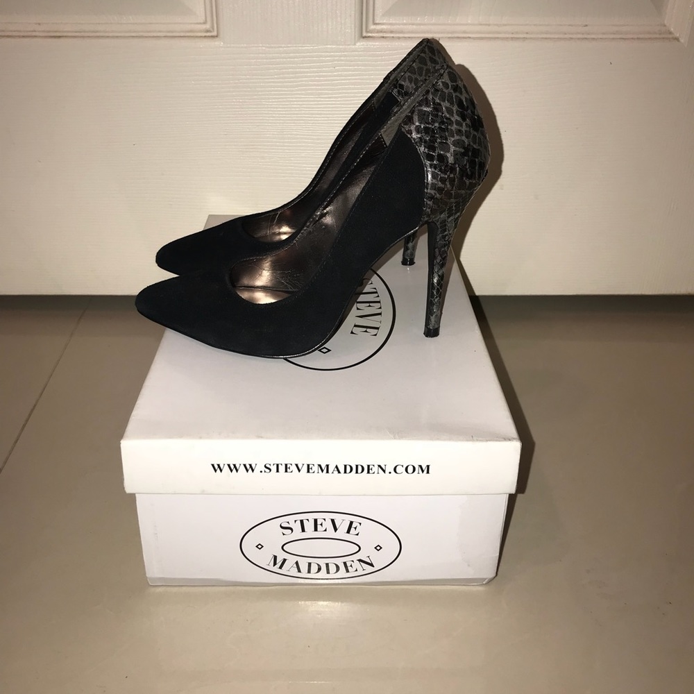 Steve Madden suede and snake skin pump. Size 6